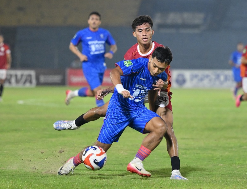 PSPS Pekanbaru (jersey biru) vs Garudayaksa di Stadion Kaharuddin Nasution Rumbai Pekanbaru, Sabtu (28/2/2026) malam. 