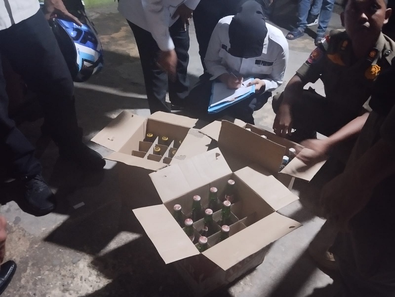 Petugas menyita tiga dus minuman keras tanpa izin dalam razia yang digelar Satpol-PP bersama dengan tim Raga Polresta Pekanbaru, Jumat (27/2/2026) malam. 