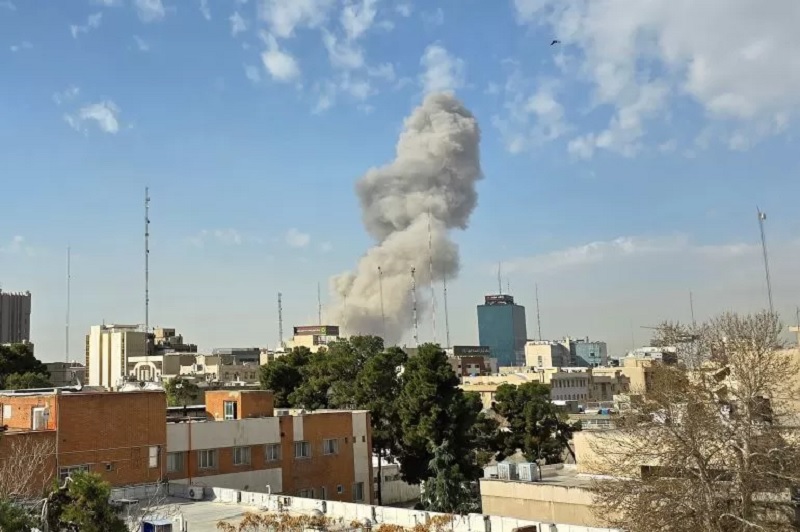 Kepulan asap membubung ke udara setelah ledakan mengguncang Teheran, Iran akibat serangan milter gabungan Amerika Serikat Israel.  