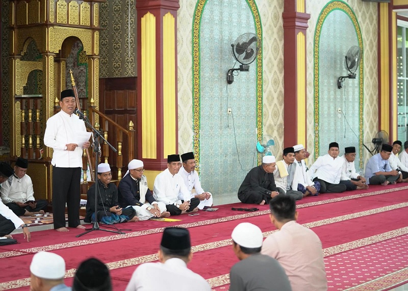 Wabup Rohul H Syafaruddin Poti memberikan arahan dalam kunjungan Safari Ramadan Pemkab Rohul di Masjid Al Muttaqin Desa Suka Maju, Kecamatan Tambusai, Jumat (27/2/2026) petang.  