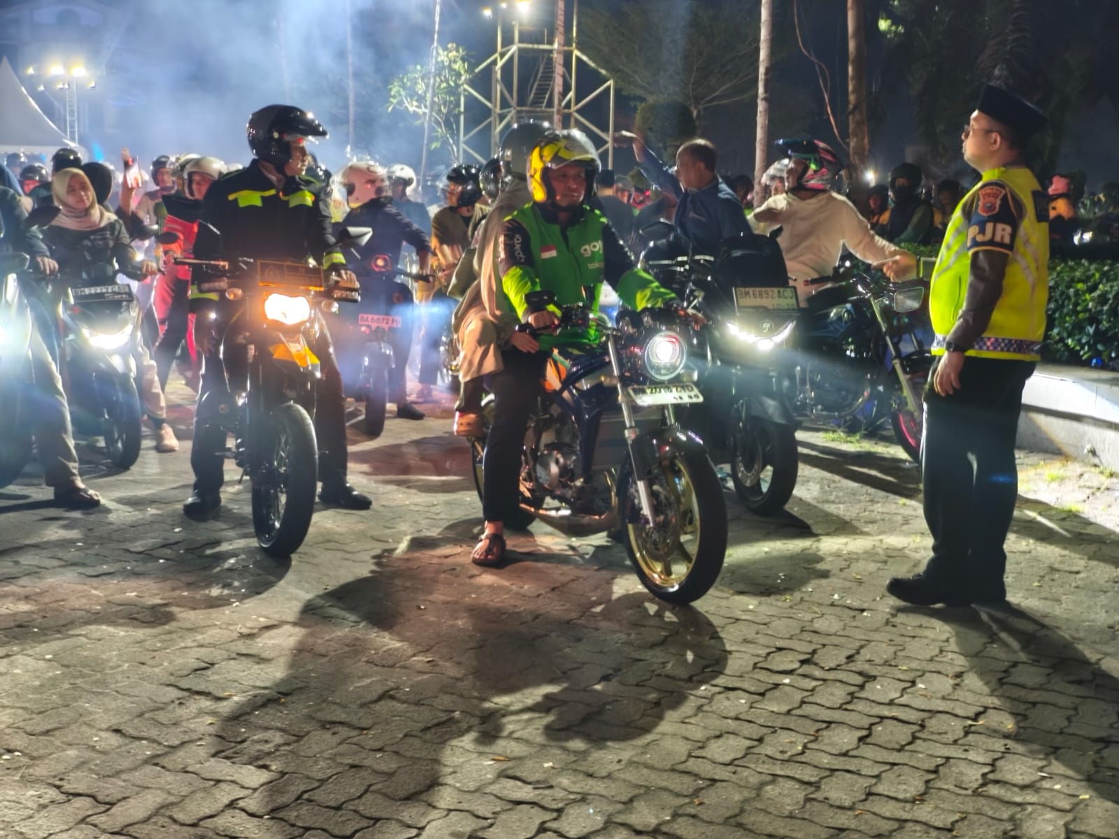 Wako Pekanbaru Agung Nugroho (helm kuning) membonceng sang istri Sulastri Agung berkendara bersama ribuan Driver ojol Pekanbaru saat Sahur On The Road, Ahad (1/3/2026). 