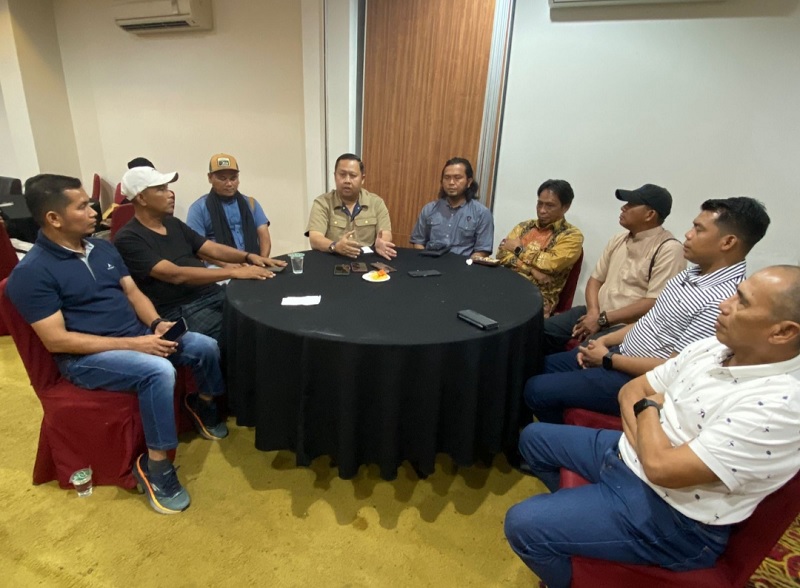 9 Ketua KONI Kabupaten/kota saat menghadiri pernyataan sikap dan penegasan terhadap dukungannya mendukung Iskandar Hosein, dalam pertemuan dan buka puasa bersama di Hotel Angkasa, Jalan Setia Budi.