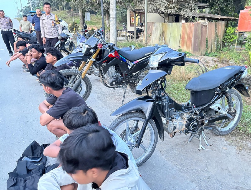 Sejumlah anak muda bersama sepeda motor diamankan jajaran Polsek Pasir Penyu, baru-baru ini. 
