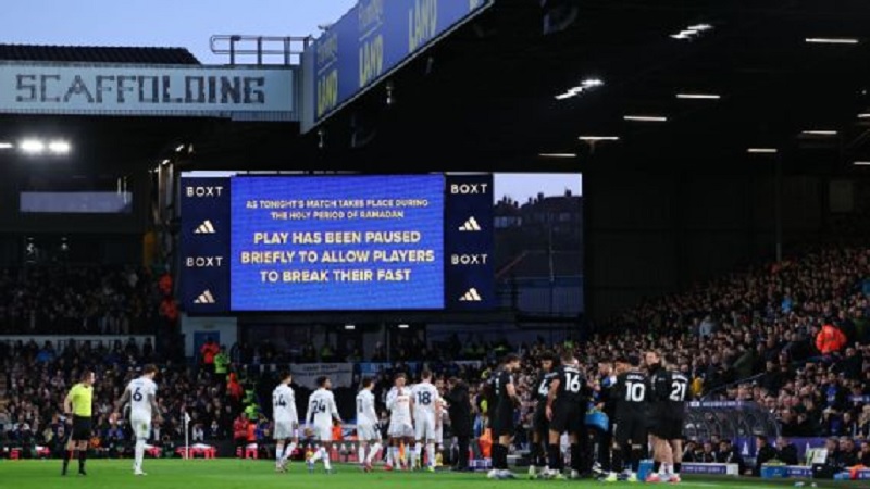 Pertandingan di Elland Road dihentikan sementara karena para pemain yang sedang menjalankan ibadah Ramadan diberi kesempatan untuk berbuka puasa. 