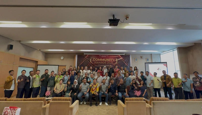 Manajemen Eka Hospital Pekanbaru foto bersama pemenang Community Awards 2026 di Auditorium Eka Hospital Pekanbaru, Sabtu (28/2/2026). 