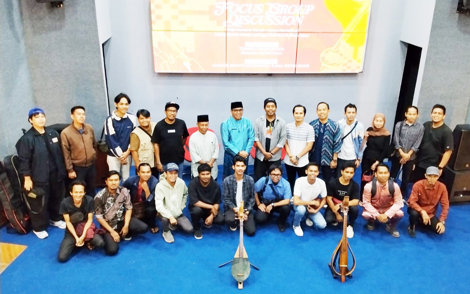 Para pembicara, Kadis Pariwisata Provinsi Riau Tekad Perbatas Satria Dewa (tengah berpeci), dan para peserta FGD &ldquo;Merawai Dawai: Upaya Revitalisasi Musik Dawai Melayu sebagai Identitas Budaya Riau