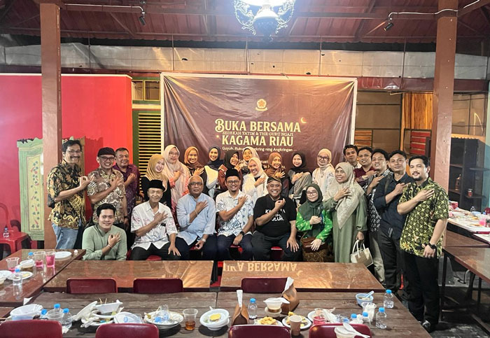 Foto bersama pengurus KAGAMA Riau usai buka puasa bersama, Sabtu (28/2/2026).