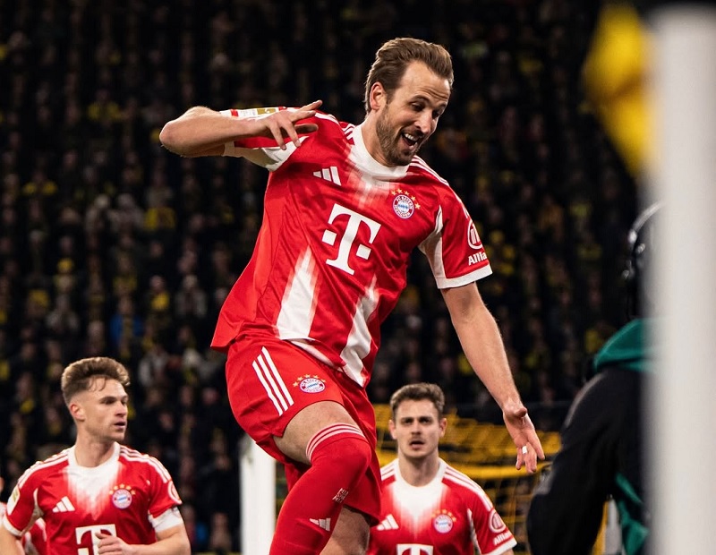 Harry Kane mencetak dua gol lagi melawan Borussia Dortmund untuk melanjutkan musim produktifnya di Bayern Munchen. 
