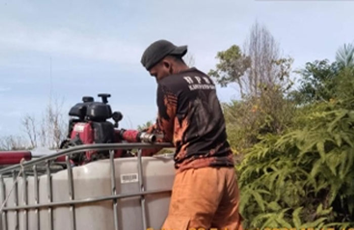 Tim Reaksi Cepat (TRC) BPBD Kabupaten Kampar melakukan pemadaman api yang membakar lahan di di Desa Sungai Jalau, Kecamatan Kampar Utara, Kabupaten Kampar, Sabtu (28/2/2026).