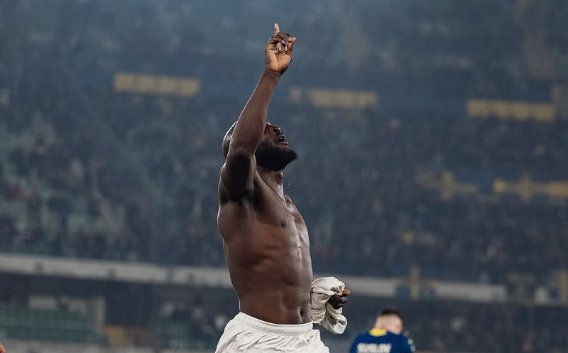 Romelu Lukaku menunjuk ke langit saat merayakan gol kemenangan untuk Napoli saat melawan Hellas Verona. 