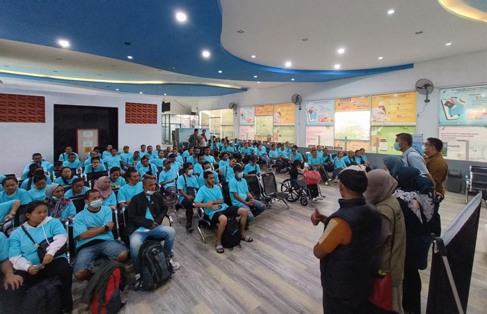 Para PMI yang baru dideportasi dari Malaysia tiba di pelabuhan Dumai, Sabtu (28/2/2026). Ft humas BP3MI Riau.
