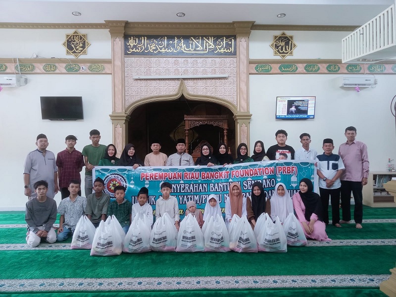 Penyerahan bantuan sembako dari PRBF (Perempuan Riau Bangkit Foundation) untuk anak yatim  di lingkungan Masjid Masyithah RW.02 Kelurahan Tangkerang Labuai, Kecamatan Bukitraya.