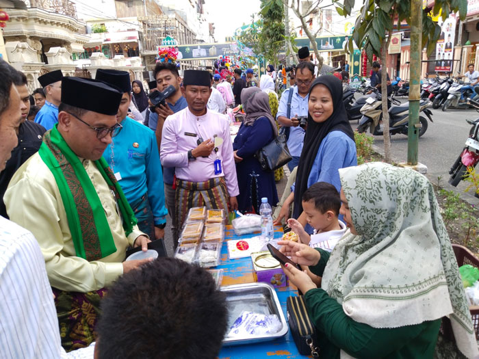 Sekdakab Rohil H Fauzi saat meninjau pasar Ramadan di Bagansiapiapi.