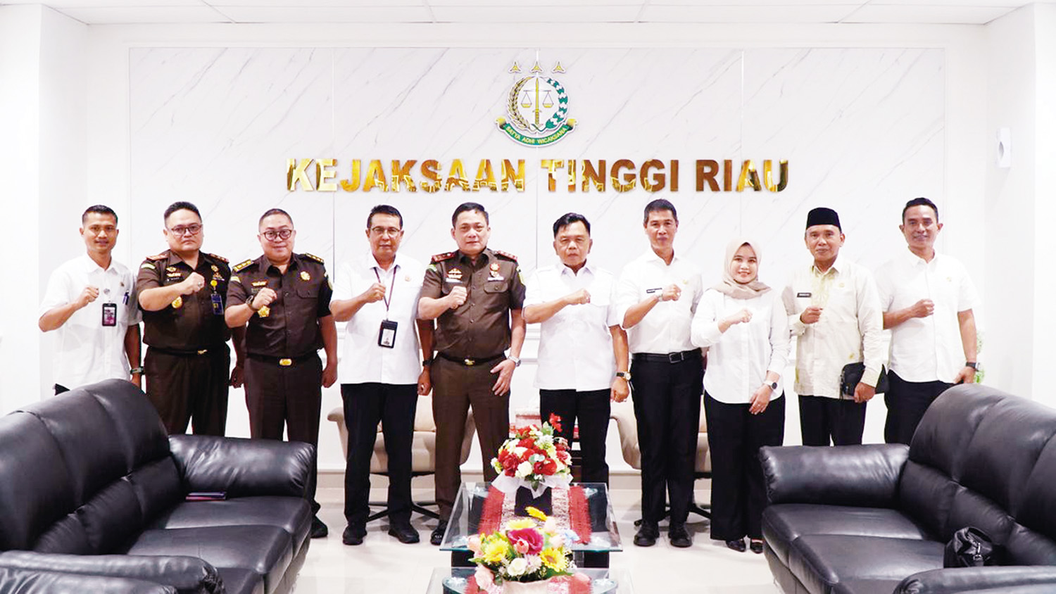 Bupati Kepulauan Meranti AKBP (Purn) H Asmar menggelar ramah tamah dan silaturahmi bersama Kepala Kejaksaan Tinggi Riau Dr Sutikno SH MH di Gedung Kejati Riau. 