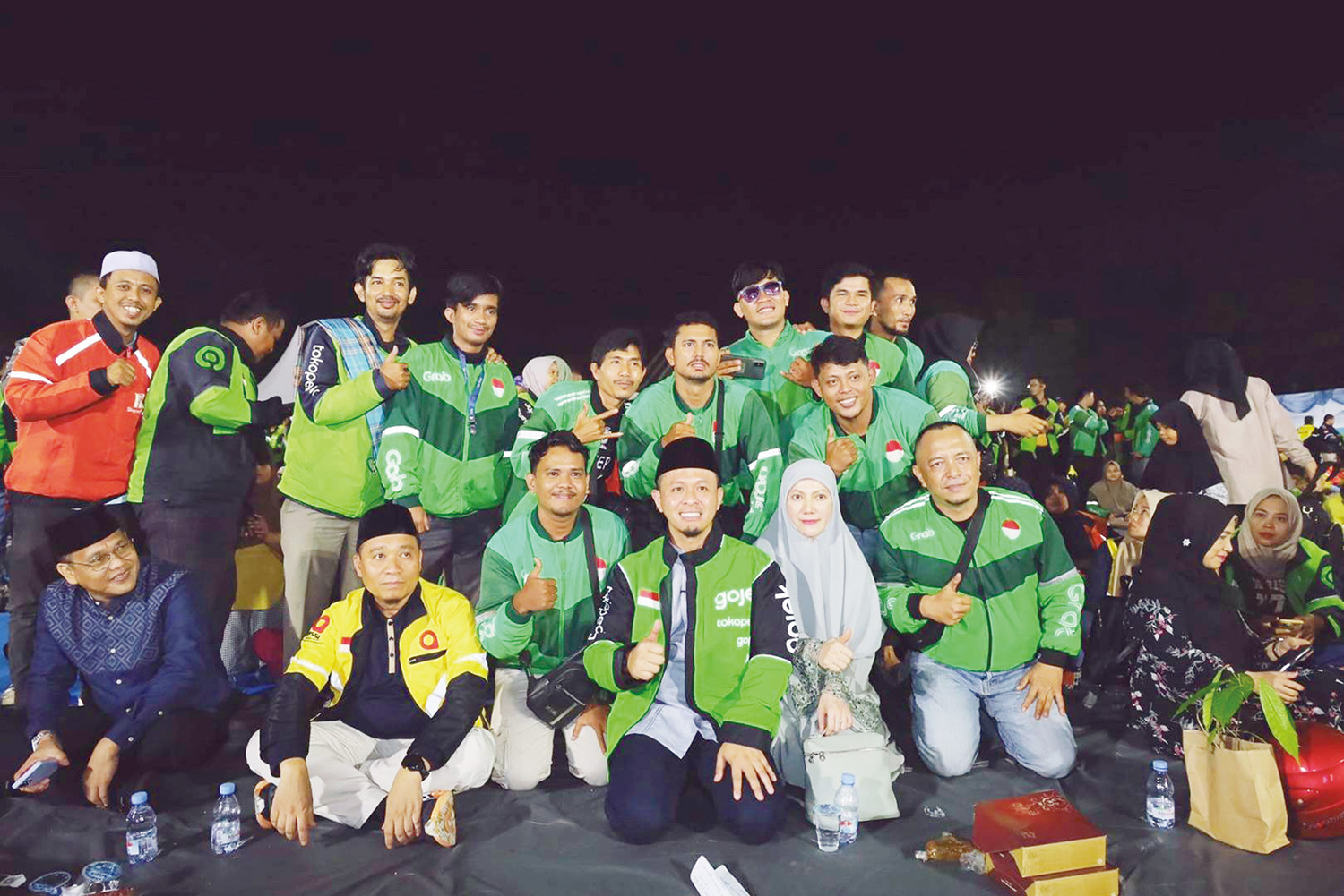 Wali Kota Pekanbaru Agung Nugroho (duduk tiga kanan) didampingi Wawako Pekanbaru Markarius Anwar (duduk dua kiri) dan Ketua TP PKK Pekanbaru Sulastri Agung (duduk dua kanan) foto bersama driver ojol.