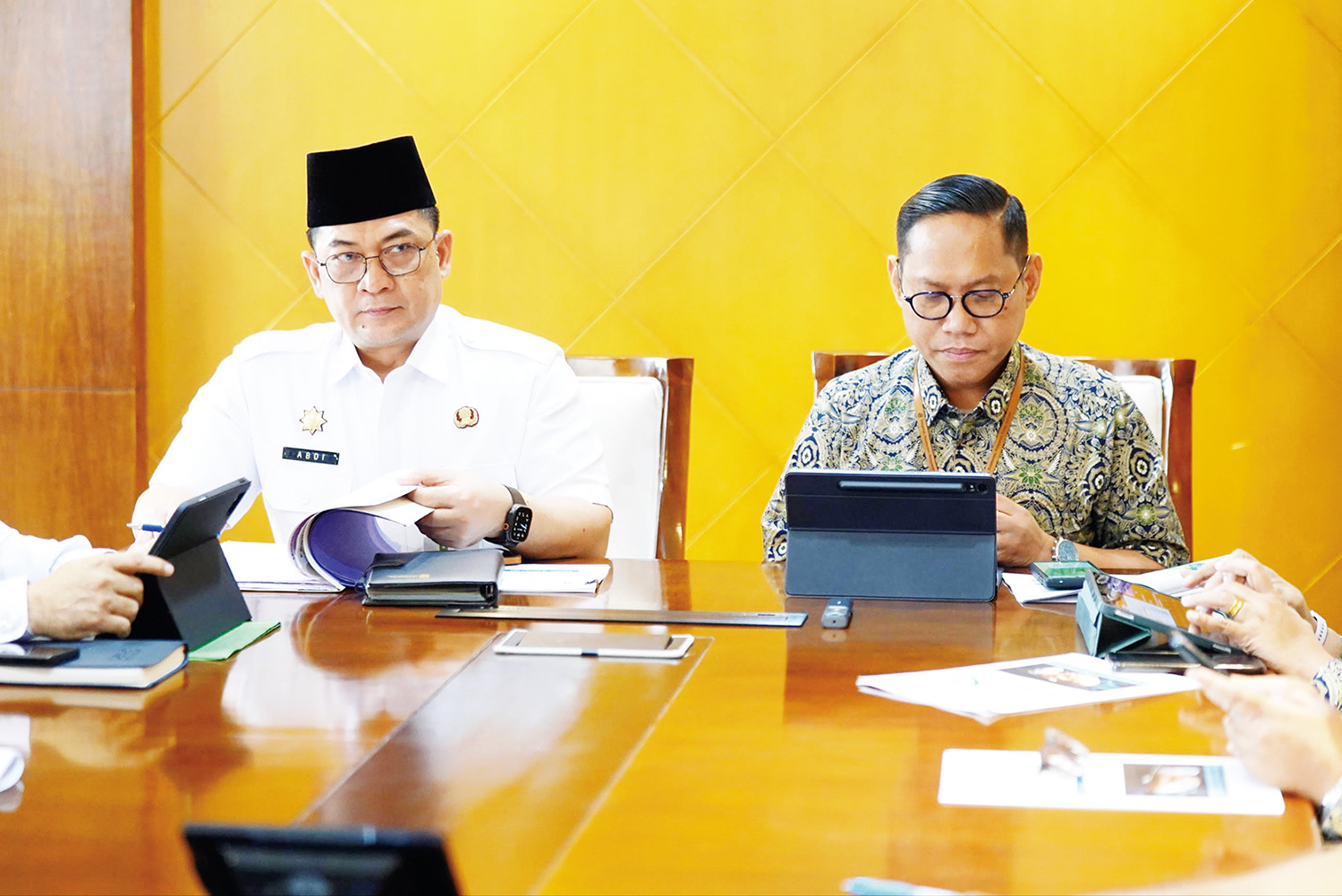 Sekretaris Daerah Provinsi Riau Syahrial Abdi (kiri) saat memimpin rapat membahas Program Jaminan Kesehatan Nasional di Riau yang sudah mencapai Universal Health Coverage di Kantor Gubernur Riau.