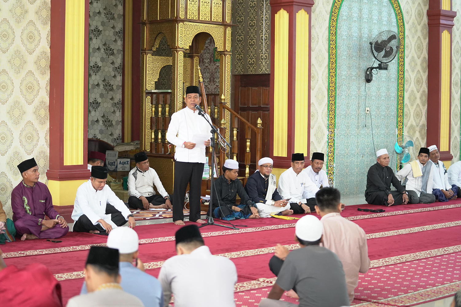Wabup Rohul H Syafaruddin Poti SH MM memberikan tanggapan terhadap aspirasi masyarakat dalam kunjungan Safari Ramadan di Masjid Al Muttaqin Desa Suka Maju, Kecamatan Tambusai, Jumat (27/2/2026) petang