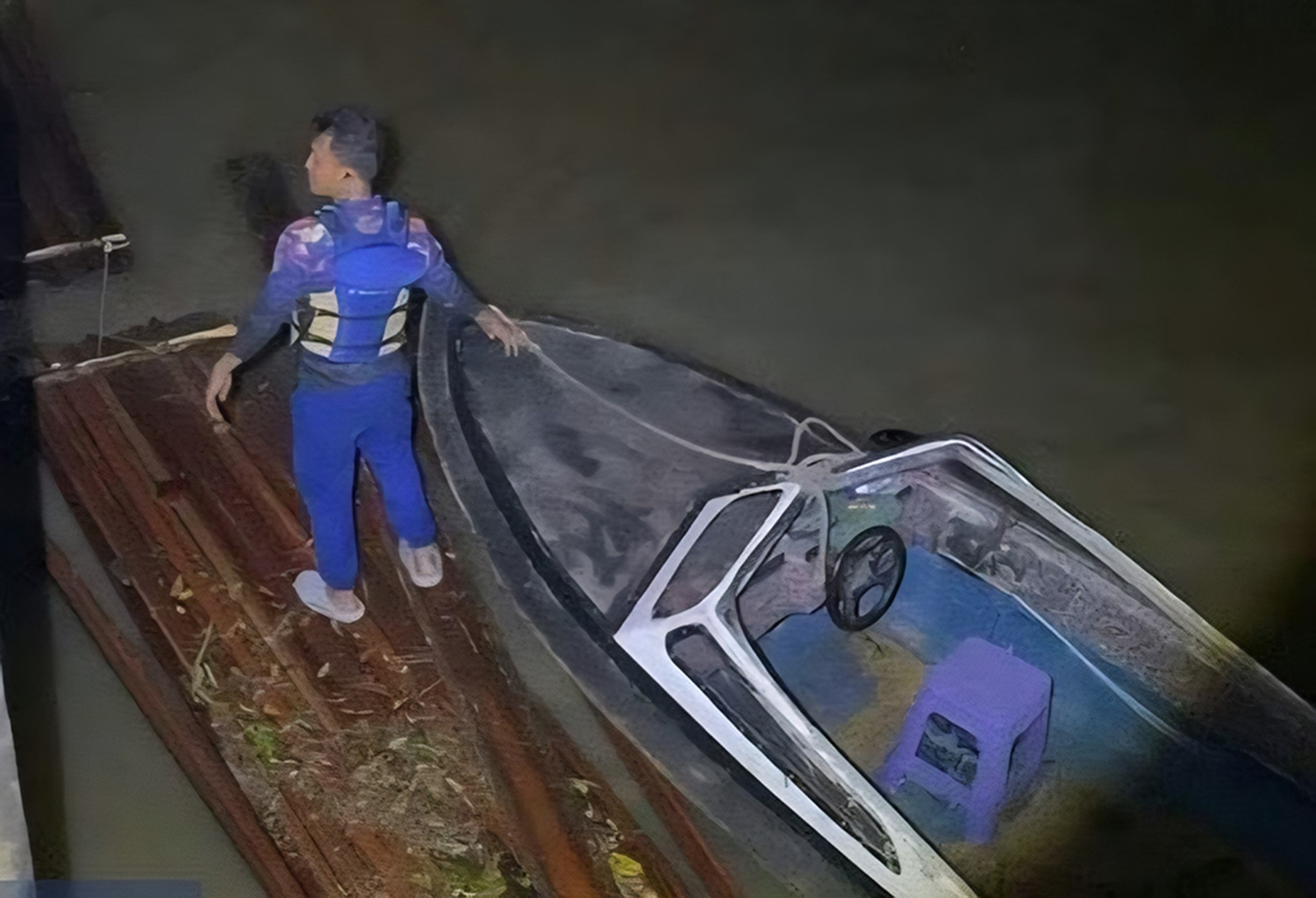 Petugas Satpolairud Polres Kepulauan Meranti memantau titik lokasi diduga aktivitas pembalakan liar atau illegal logging, Sabtu (28/2/2026). 