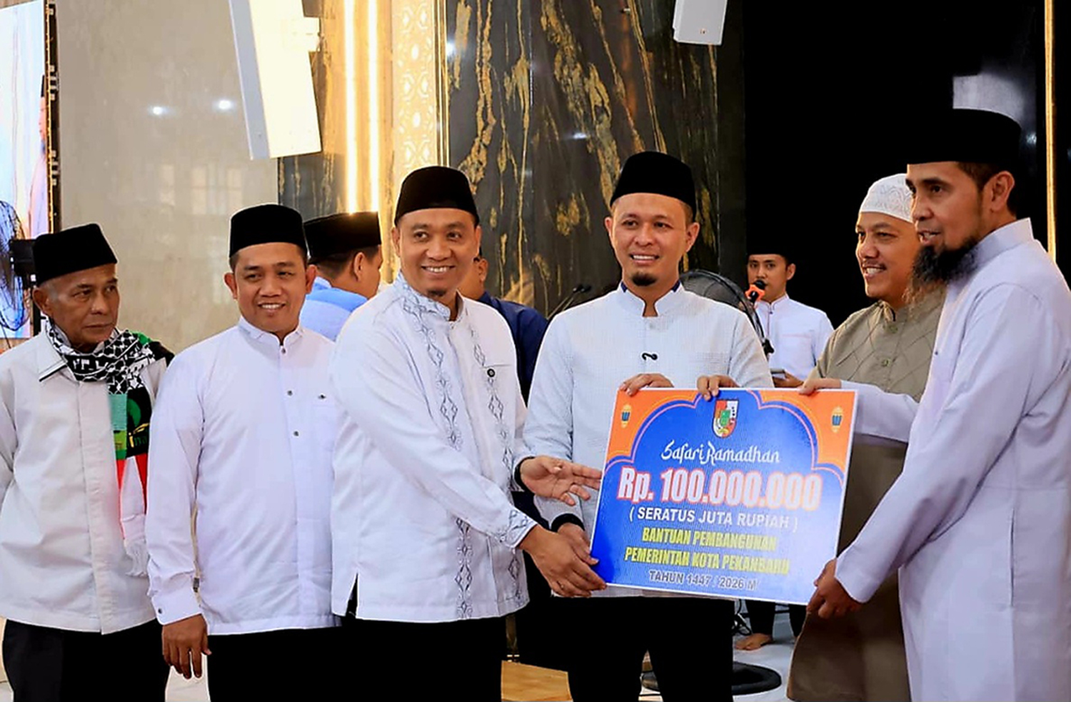 Wali Kota Agung Nugroho didampingi Wawako H Markarius Anwar dan Ketua DPRD Isa Lahamid menyerahkan bantuan ke pengurus Masjid Al-Hijrah, Kecamatan Binawidya, Sabtu (28/2/2026) malam.  