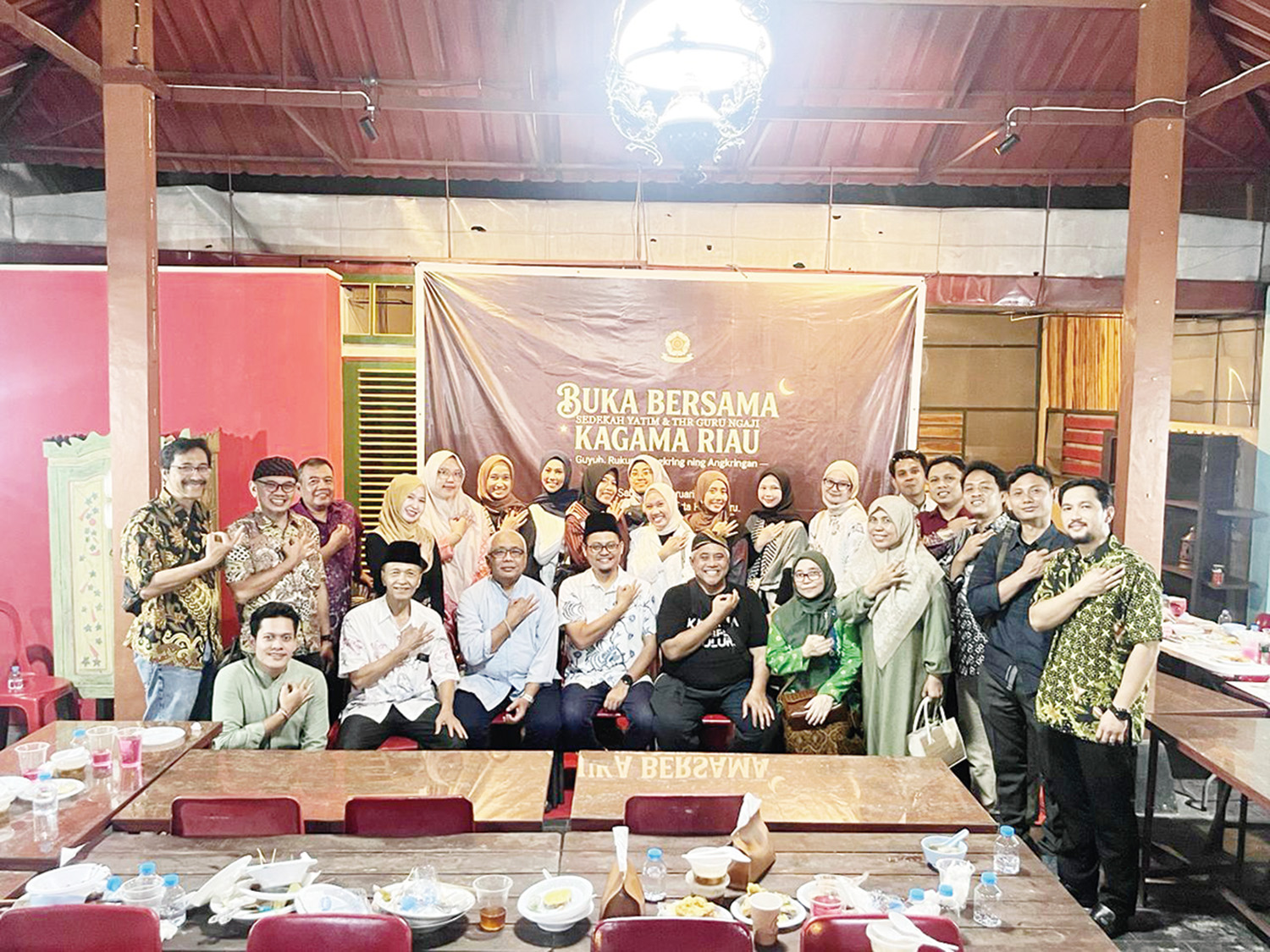 Pengurus Kagama Riau berfoto bersama usai menggelar acara buka puasa bersama, Sabtu (28/2/2026).