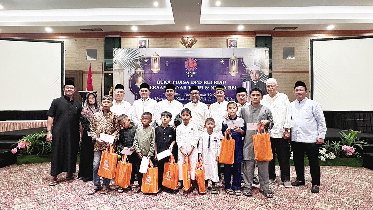 Ketua DPD REI Riau Elvi Syofriand (lima kiri belakang) foto bersama anak yatim piatu usai memberikan santunan, Jumat (27/2/2026). 