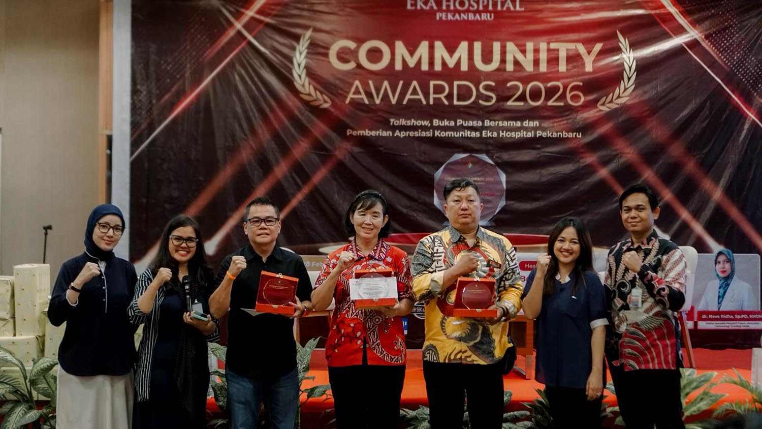 Manajemen Eka Hospital Pekanbaru foto bersama pemenang Community Awards 2026 di Auditorium Eka Hospital Pekanbaru, Sabtu (28/2/2026). 