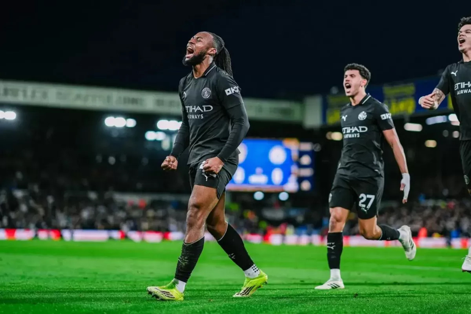 Antoine Semenyo melakukan selebrasi setelah mencetak gol kemenangan Manchester City dalam pertandingan Liga Inggris 2025/2026 melawan Leeds United di Stadion Elland Road, Ahad (1/3/2026). 