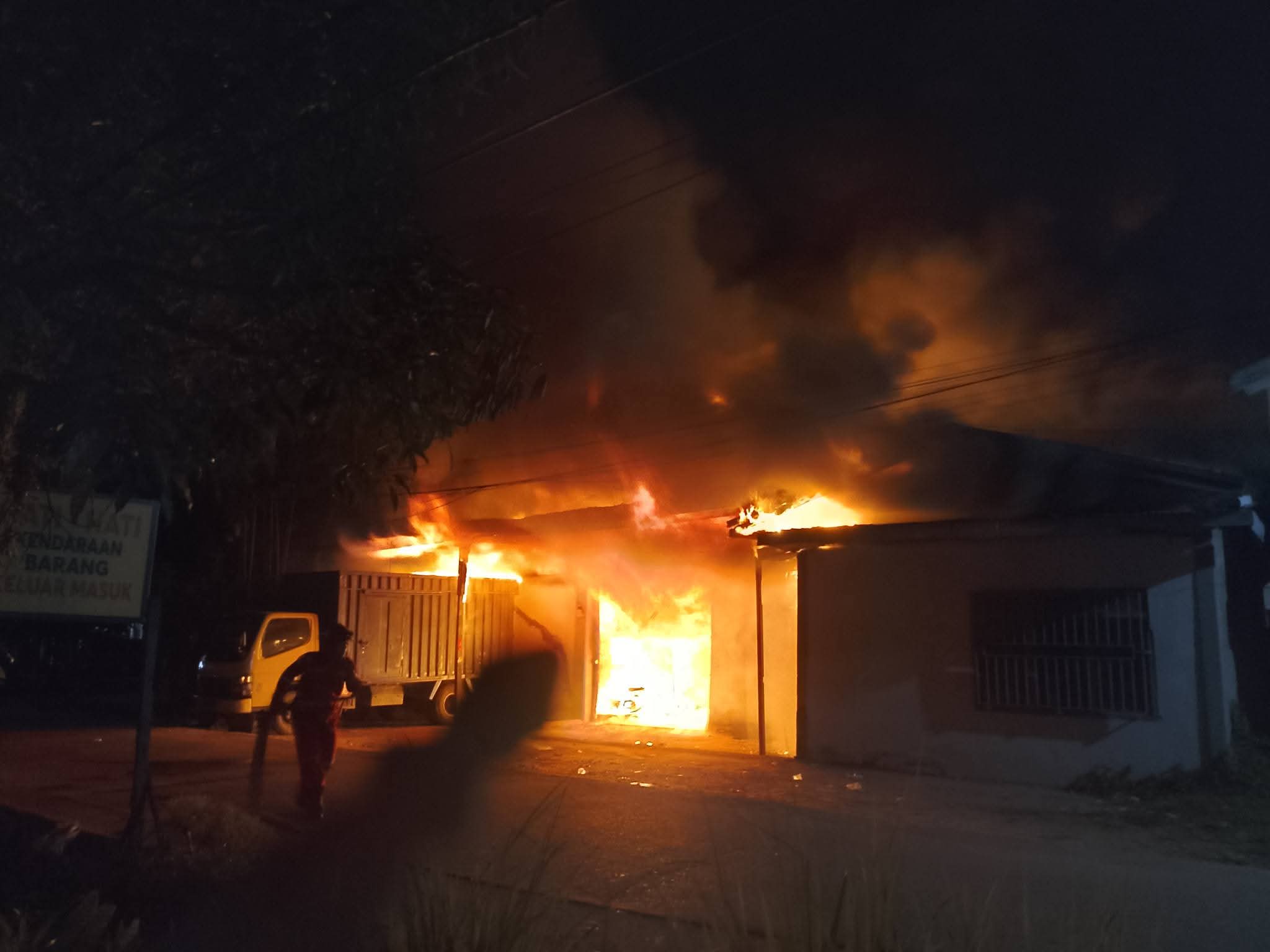 Api yang berasal dari gudang sembako di Jalan Ipeda, Kecamatan Tembilahan, Kabupaten Inhil terlihat membesar dan membubung tinggi, Ahad (1/3/2026)