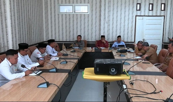 Kegiatan RDP Komisi D DPRD Rohil dipimpin Ketua Komisi Purnomo SAg (merah) dan dihadiri Ketua Baznas Rohil Ustadz Jefrizal MM dan jajaran serta Plt Kepala BPKAD Rohil H Sarman Syahroni ST MIP