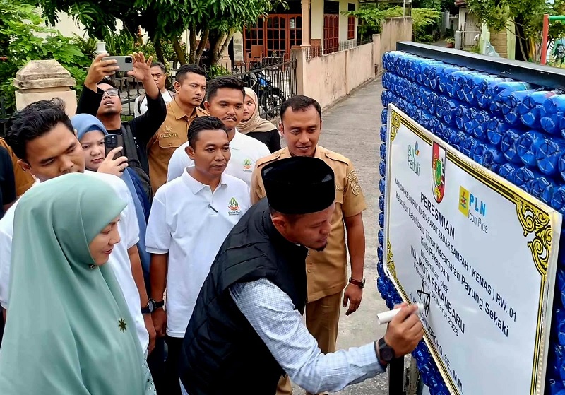Wako Pekanbaru Agung NUgroho meresmikan Kemas RW 01 Labuh Baru Timur dan mendorong pengurangan sampah. 