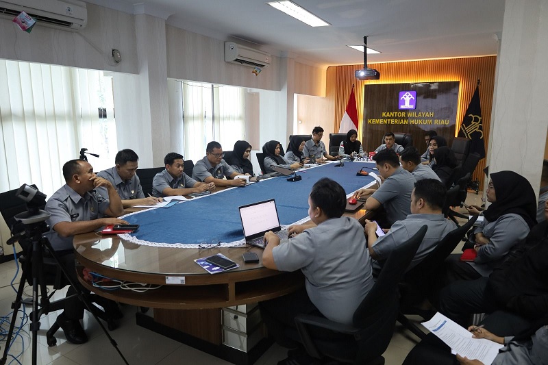 Para pejabat Kanwil Kemenkum Riau menggelar rapat evaluasi triwulan pertama 2026 pada Senin (2/3/2026).