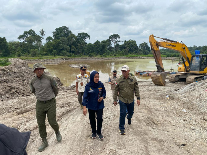Tim teknis pengawasan penyelenggaraan perizinan berusaha berbasis risiko Pemprov Riau saat melakukan sidak di Kampar, Senin (2/3/2026). 
