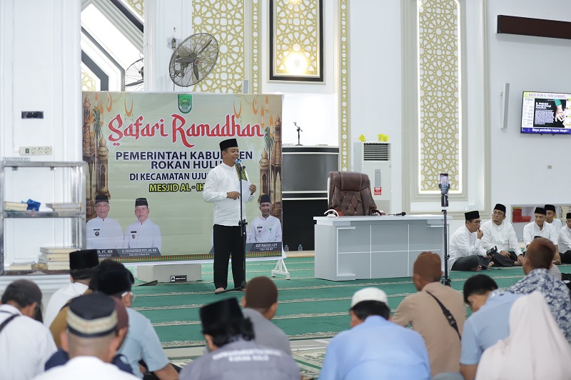 Wabup Rohul H Syafaruddin Poti berikan arahan dan penegasan komitmen pemerintah dalam pembangunan saat safari Ramadan Pemkab Rohul di Masjid Al-Ikhsan Kecamatan Ujung Batu, Senin (2/3/2026) petang. 