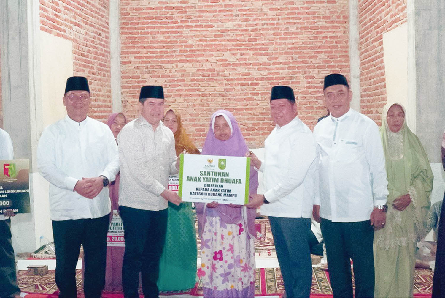 Sekretaris Daerah Provinsi Riau Syahrial Abdi (kiri) bersama Asisten I Sekretariat Daerah Provinsi Riau Zulkifli Syukur (dua kanan) menyerahkan bantuan.