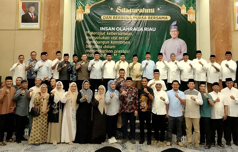 Calon Ketua Umum KONI Riau, Edi Basri foto bersama pengurus KONI kabupaten/kota, Pengprov Cabor, tokoh dan insan olahraga, saat buka puasa bersama di Hotel Aryaduta Pekanbaru, Selasa (3/3/2026) malam.