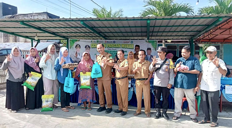 Plt Kepala DKPP Rohul Zulfikar (tengah) foto bersama masyarakat yang memamfaatkan GPM di BUMDes Haiti Karya, Kecamatan Rambah, Selasa (3/3/2026). 