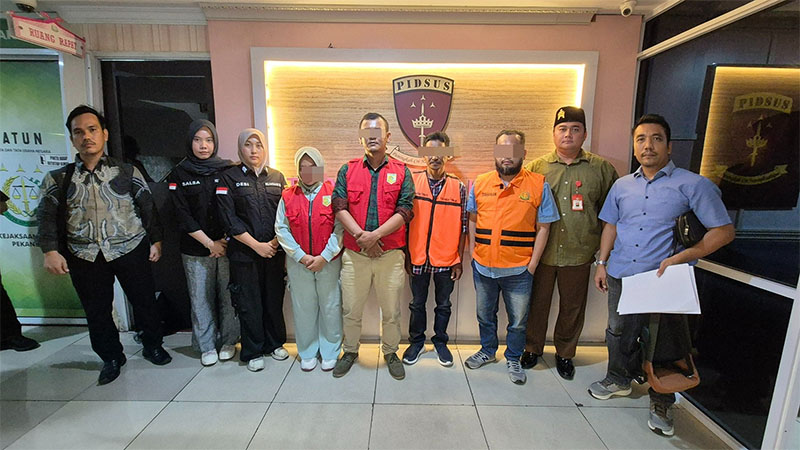 Para tersangka (rompi orenge) saat berada di Kejari Pekanbaru sebelum ditahan di Rutan dan Lapas, Selasa (3/3/2026).  