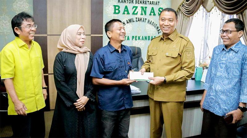 Penyerahan bantuan berupa uang tunai ke korban kebakaran dilakukan Wakil Wali Kota (Wawako) Pekanbaru, Markarius Anwar