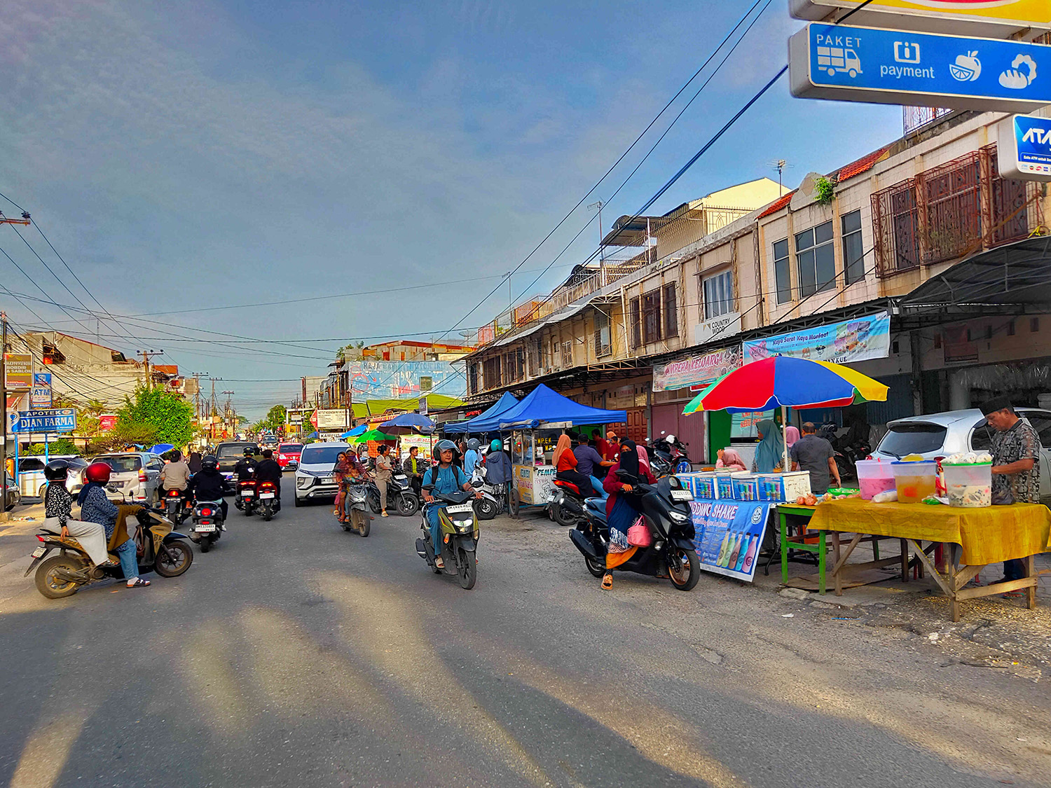 Suasana Pasar Ramadan di Jalan Jenderal Payung Sekaki Pekanbaru, Ahad (1/3/2026).