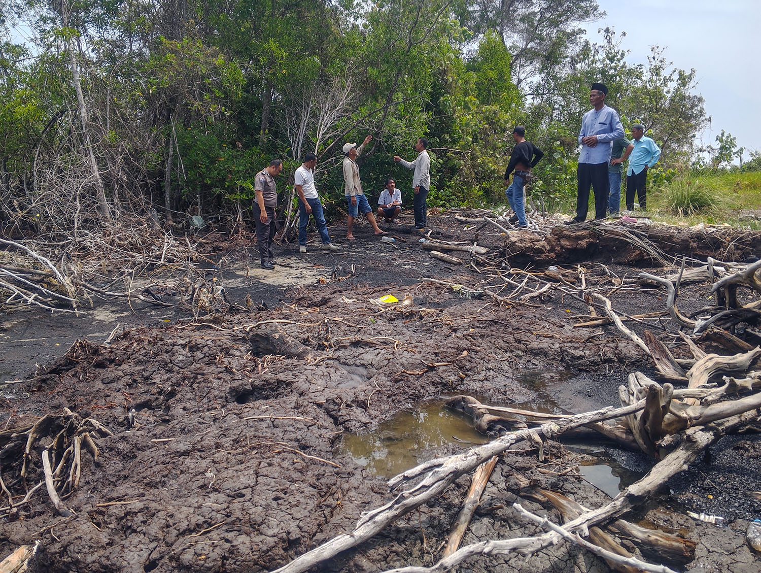Perangkat Pemerintahan Desa Bantan Sari meninjau lokasi pembuatan usaha tambak udang yang dekat dengan bibir pantai dan berhadapan langsung dengan Selat Melaka, Senin (2/3/2026). 