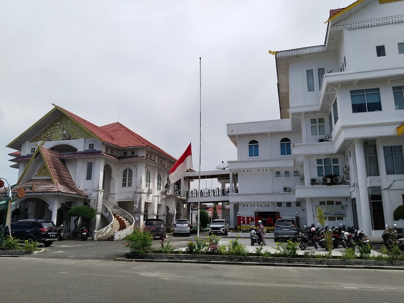 Pengibaran bendera setengah tiang, di depan kantor BPKAD Rohil di Bagansiapiapi, Selasa (3/3/2026). 
