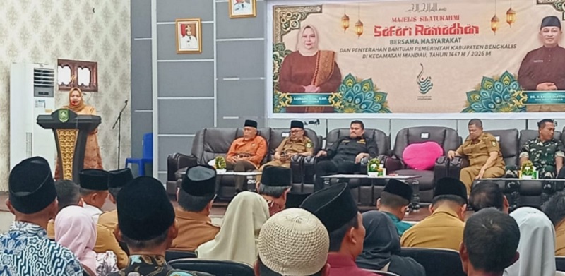 Bupati Bengkalis Kasmarni mengatakan pihaknya berkomitmen mempercepat pelayanan dan pembangunan saat Safari Ramadan di Kecamatan Mandau.
