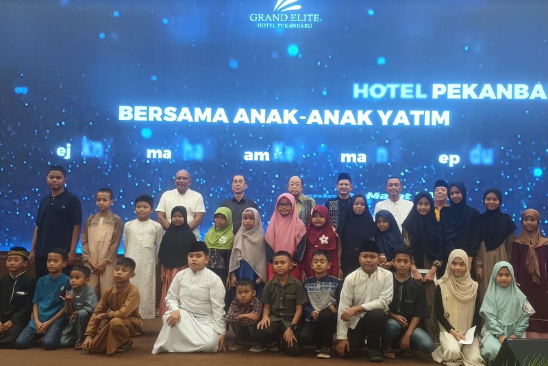 Jajaran Direksi dan Manajemen Grand Elite Hotel Pekanbaru berfoto bersama anak yatim yang berasal dari lingkungan sekitar hotel pada Senin (2/3/2026) petang. 