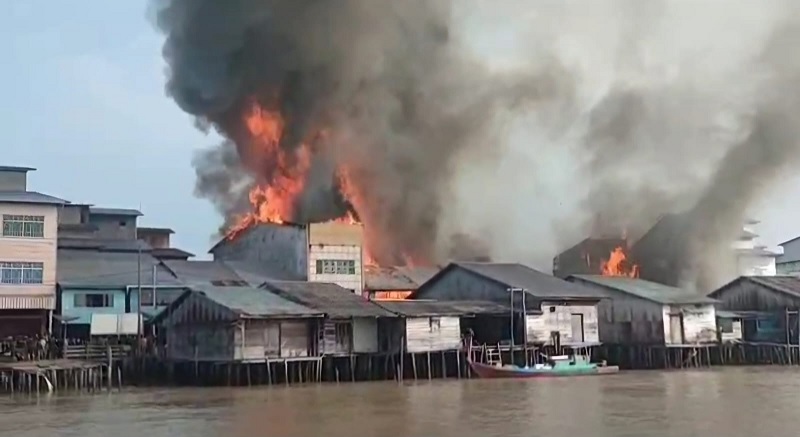 Terlihat kepulan asap tebal dan api membakar bangunan padat penduduk yang terjadi di Desa Concong Luar, Kecamatan Concong, Kabupaten Inhil, Selasa (3/3/2026).