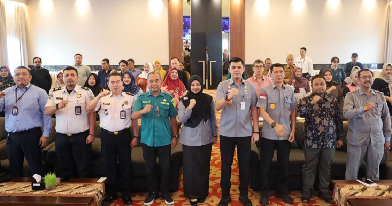 Jajaran Pemimpin Kanwil Kemenkum Riau berfoto bersama usai pembukaan sosialisasi Perseroan Perorangan, Selasa (3/3/2026).