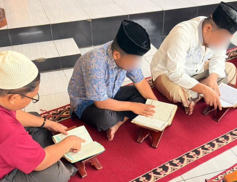 Warga Binaan Lapas Kelas IIB Teluk Kuantan tengah melakukan tadarus membaca Al-Qur'an, Senin (2/3/2026).