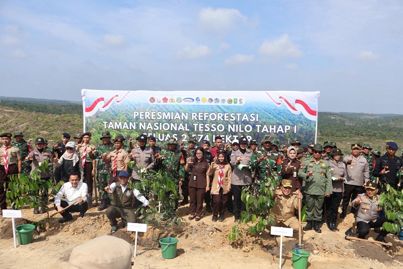 Menteri Kehutanan Raja Juli Antoni didampingi Plt Gubr SF Hariyanto dan Kapolda Riau Irjen Pol Herry Heryawan melakukan penanaman pohon simbolis dalam acara