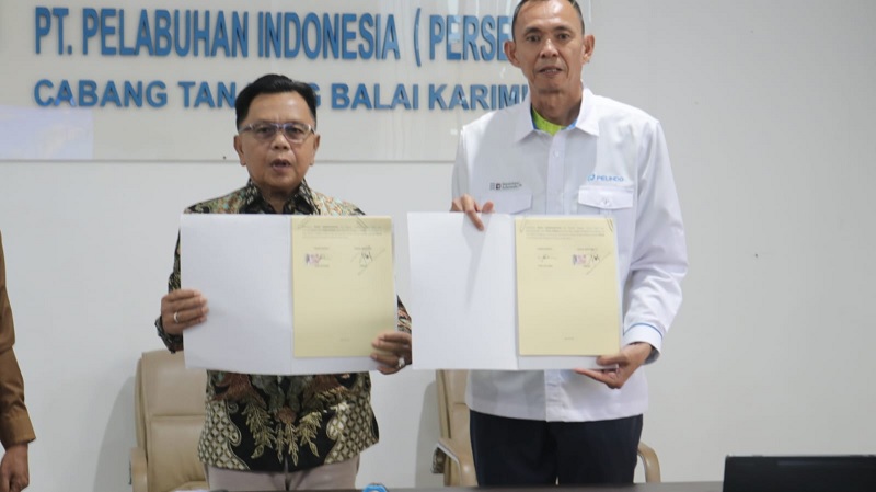 Branch Manager Pelindo Tanjung Balai Karimun, Joni Hutama, dan Bupati Asmar sepakati beberapa perjanjian kersama, di Pelindo Tanjungbalai Karimun.