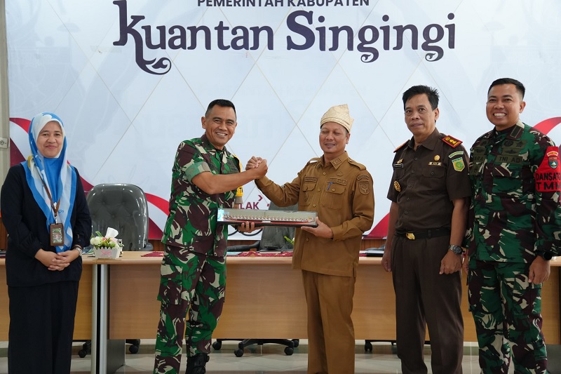 Wabup Kuansing H Muklisin menyerahkan miniatur jalur pada Ketua Tim Pengawasan dan Evaluasi (Wasev) Program TMMD, Brigjen TNI Heri Dwi Subagyo saat melakukan kunjungan, Selasa (3/3/2026).