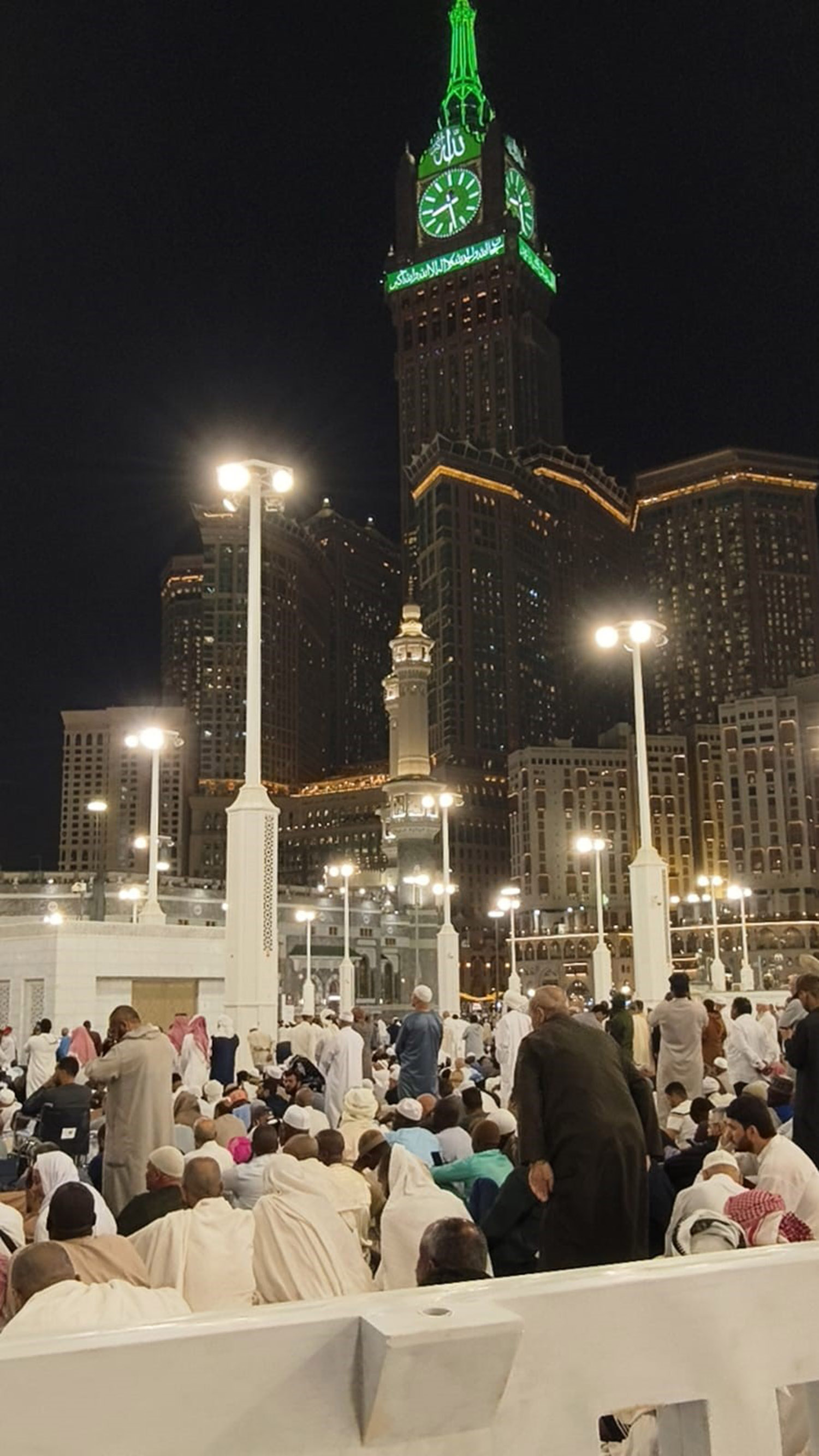 Jemaah umrah berkumpul dan beraktivitas seperti biasa di Masjidilharam, Makkah, Senin (2/3/2026) malam.